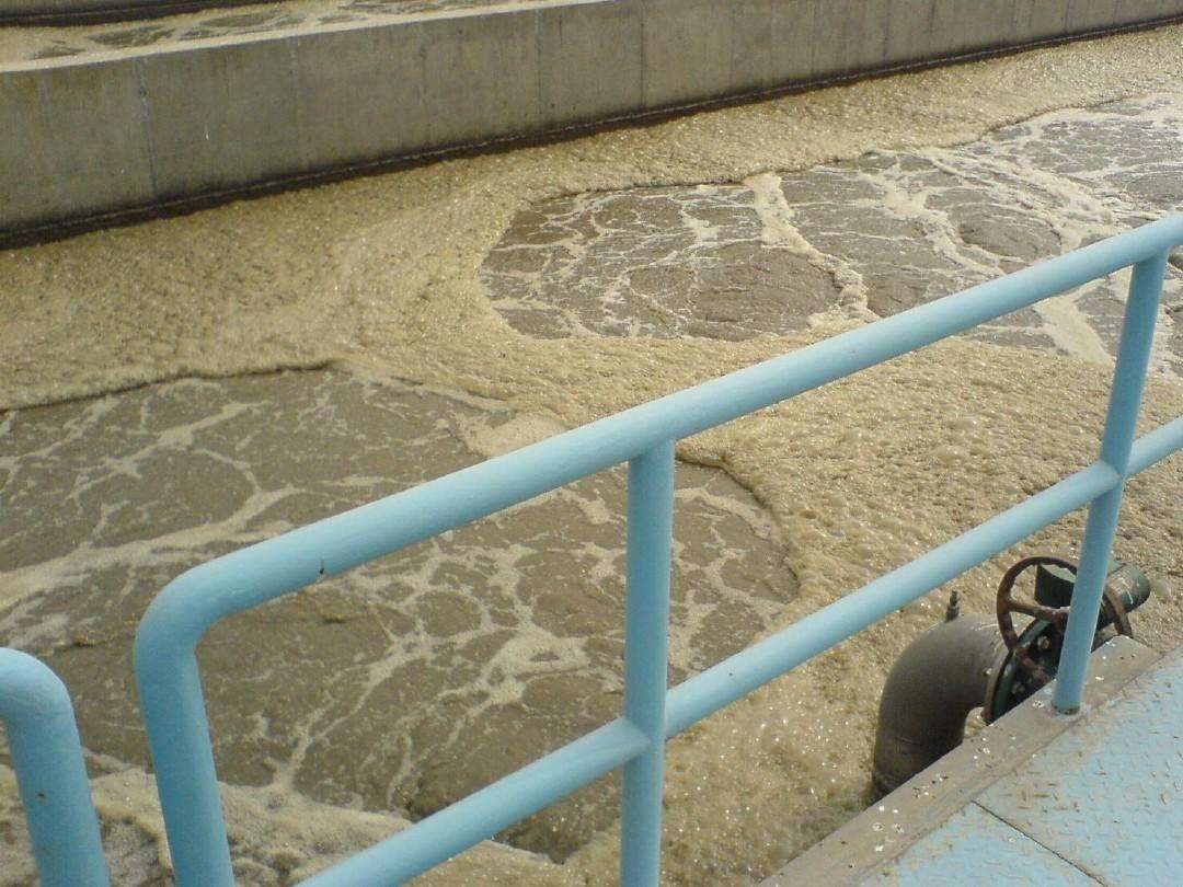 生物曝氣池出現(xiàn)泡沫，使用哪種消泡劑？